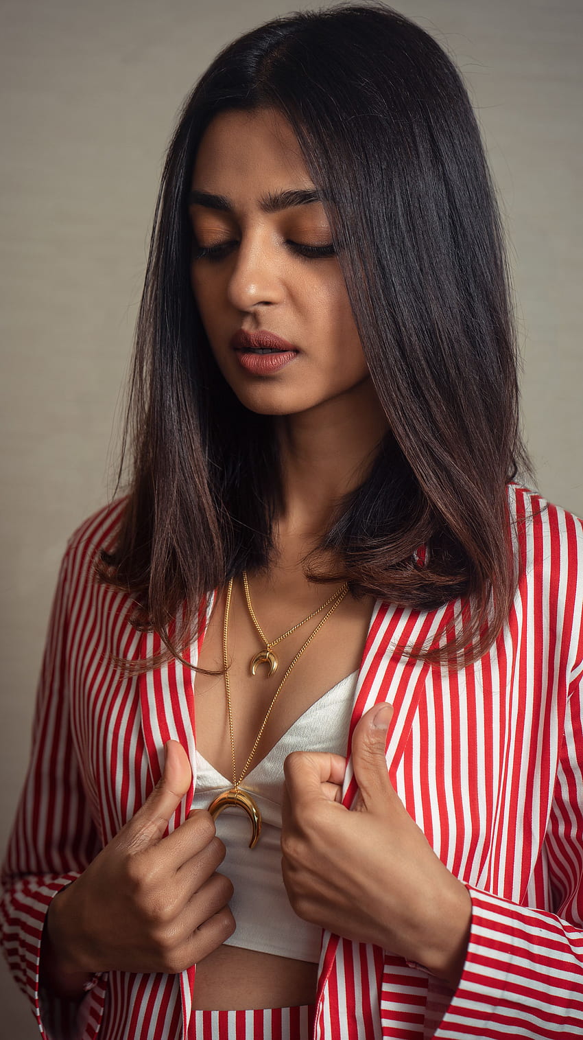 Radhika Apte, actriz de bollywood, escote fondo de pantalla del teléfono