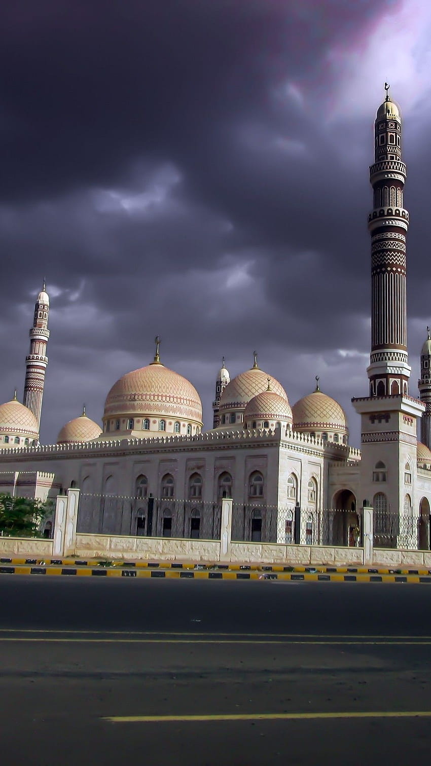 Jemen, Saleh-Moschee, Architektur, dunkle Wolken für iPhone 8, iPhone 7 Plus, iPhone 6+, Sony Xperia Z, HTC One - Maiden HD-Handy-Hintergrundbild