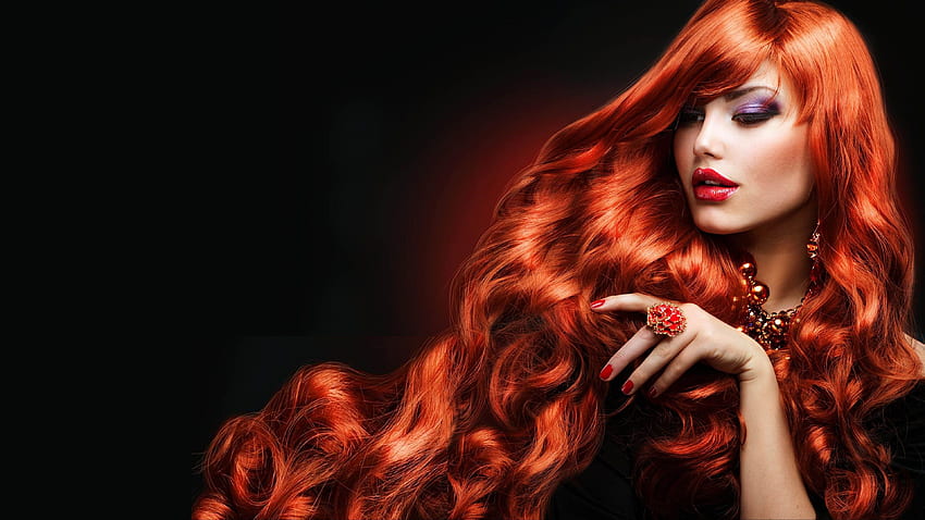 Piękne kobiety długie włosy czerwone usta makijaż biżuteria naszyjnik lakier do paznokci tło Tapeta HD