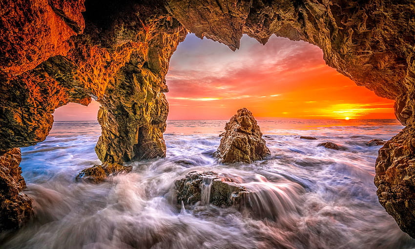 Малибу плаж морска пещера залез, лъчи, море, красиви, скали, плаж, огнен, Малибу, пещера, небе, слънце, Калифорния, залез HD тапет