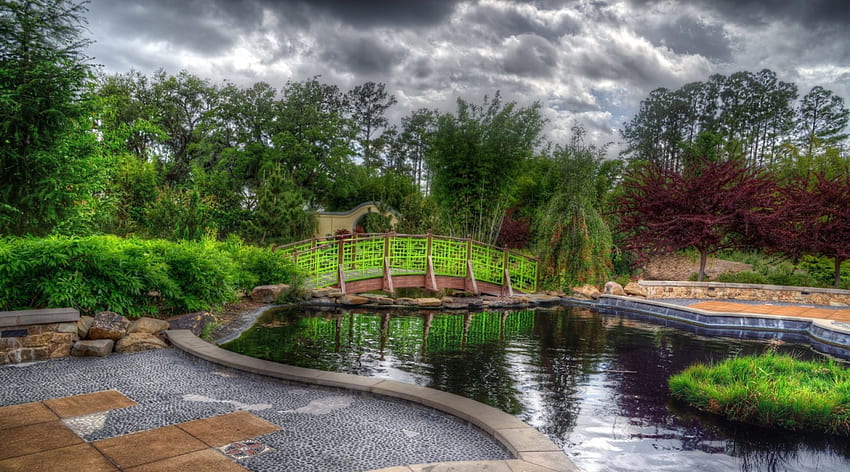 멋진 정원 r, 구름, 정원, 다리, r, 연못에서 연못 위에 다리 HD 월페이퍼