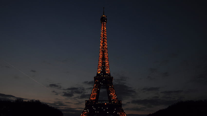 Париж Айфеловата кула с червени светлини на фона на тъмно небе Пътуване, Париж червени цветя лаптоп HD тапет