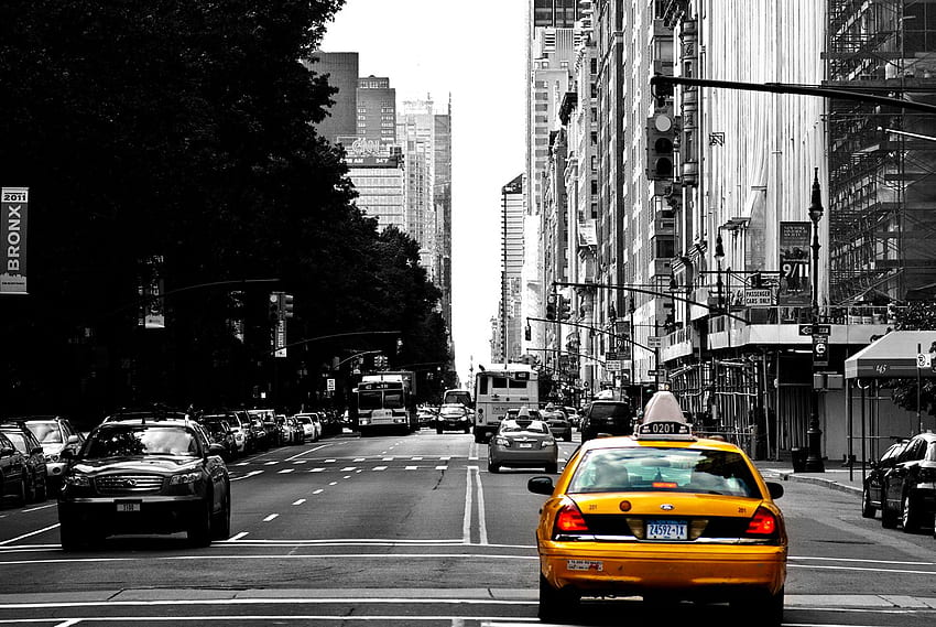Жълто таксиметрово такси на черно-бял фон на улица NYC Decals Стенописи и свалящи се стикери за стена HD тапет