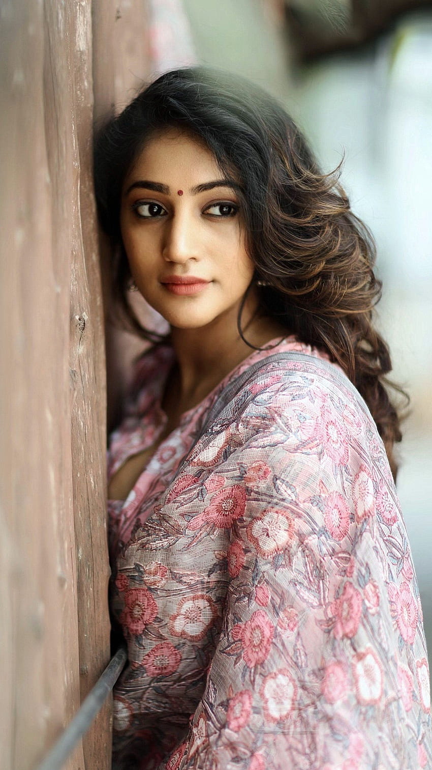 Bommu Lakshmi , actrice telugu, amoureuse des saris Fond d'écran de téléphone HD
