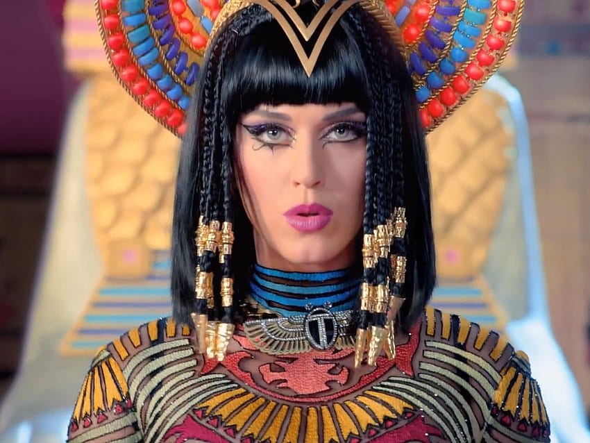 Video 'Dark Horse' Katy Perry membuat tersinggung setelah menampilkan liontin 'Allah' yang terbakar. Independen Wallpaper HD
