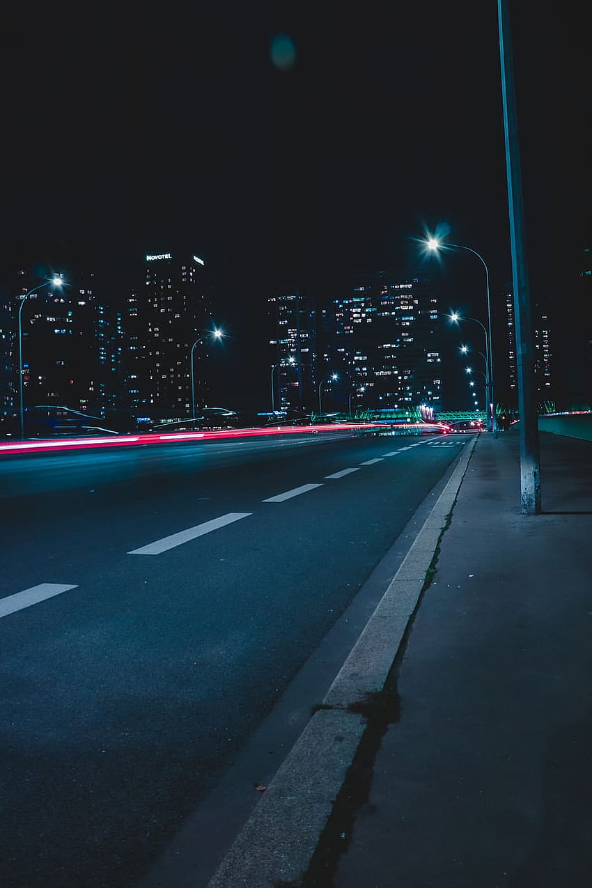 Autobahn bei Nacht, leere Stadtstraße HD-Handy-Hintergrundbild