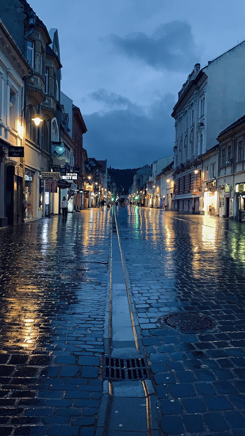 Noche lluviosa mágica - Brasov Rumanía - [OC] Pixel. Noche lluviosa, gráfico de día lluvioso, Brasov, Brașov fondo de pantalla del teléfono