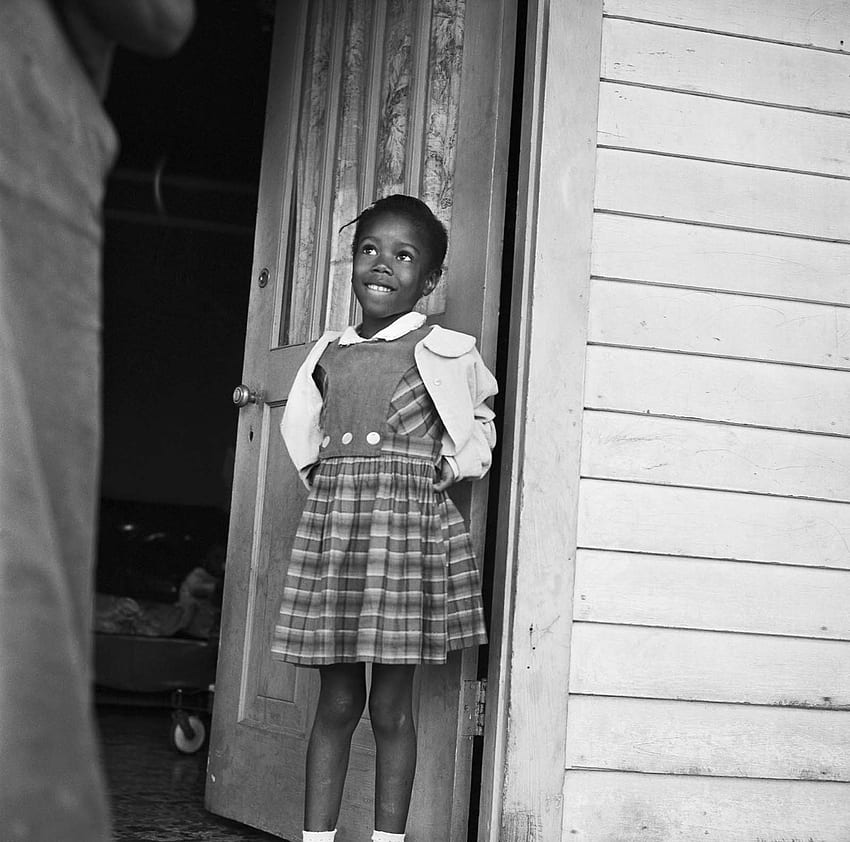 Ruby Bridges, il primo afroamericano a frequentare una scuola elementare bianca nel profondo sud, 1960 Raro Storico Sfondo HD