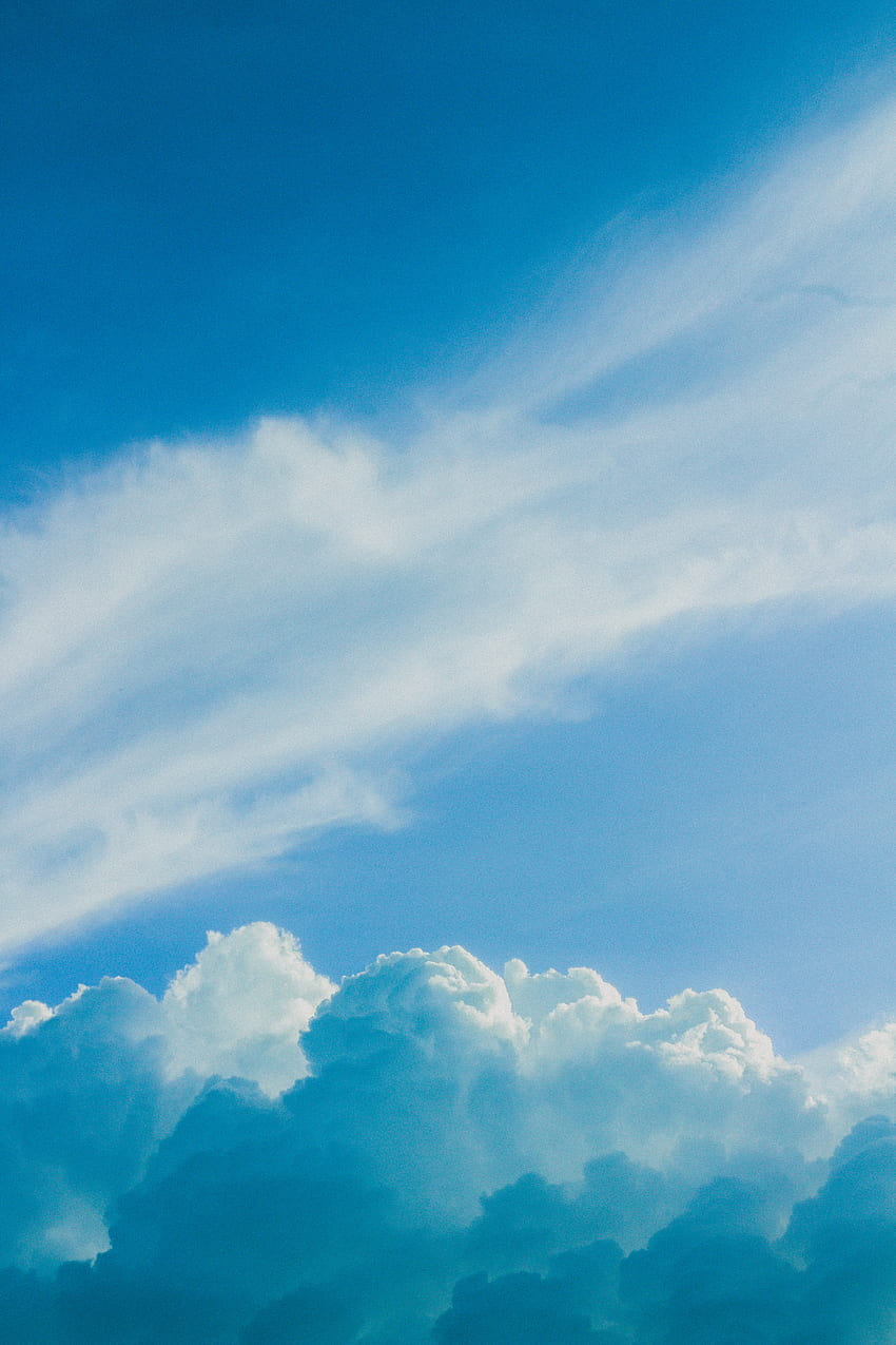 que cielo nublado con cielo azul y nubes esponjosas · Stock fondo de pantalla del teléfono