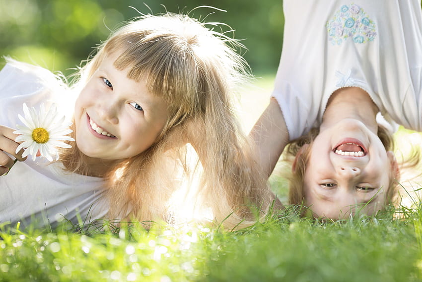 ✿ Когато децата се усмихват ✿, слънце, детство, усмивка, деца, красиво, природа, щастие, трева HD тапет