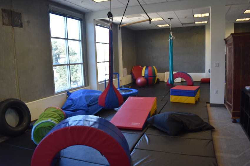 Ergothérapie pour enfants et nourrissons Pasadena avec salle de sport sensorielle complète Fond d'écran HD