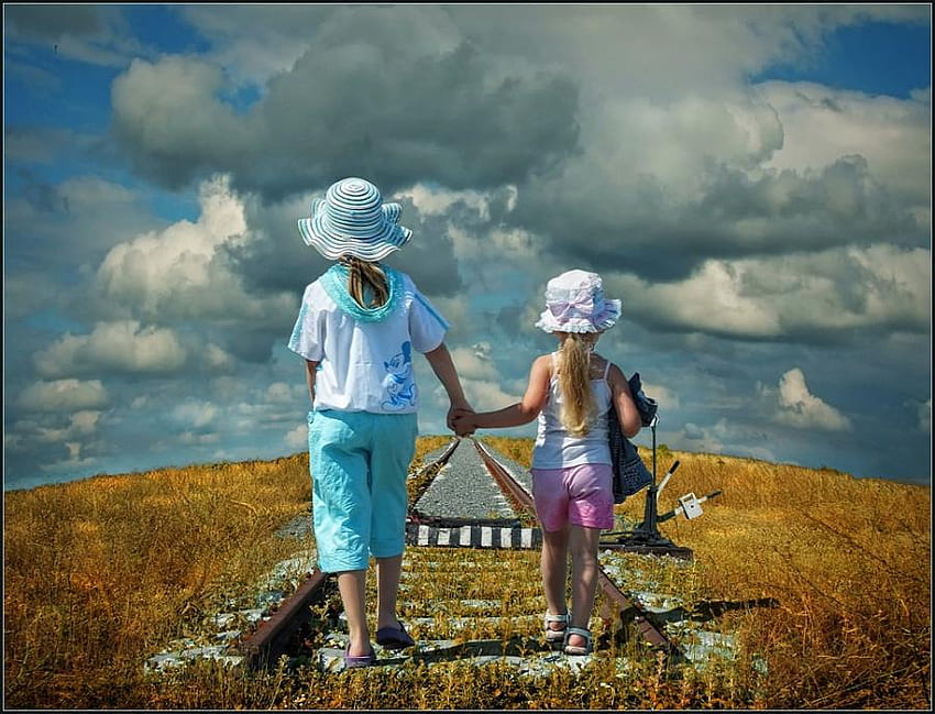 Petualangan, pedesaan, baju pink, langit biru, rel kereta api, awan, gadis, berpegangan tangan, baju biru, topi Wallpaper HD