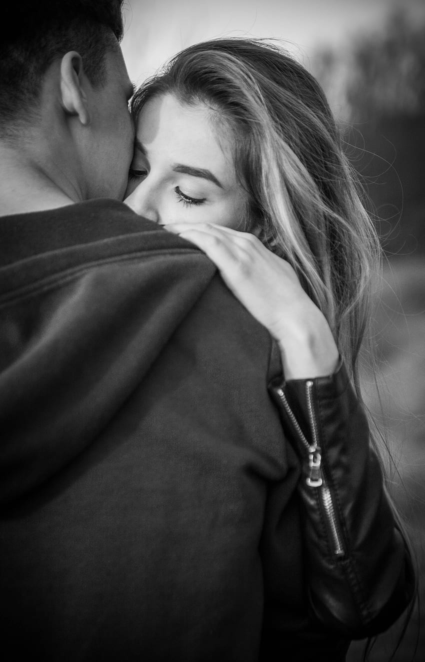 Grayscale graphy Of Man And Woman Hugging Each - Hugging Black And White, Couple Hugging HD phone wallpaper