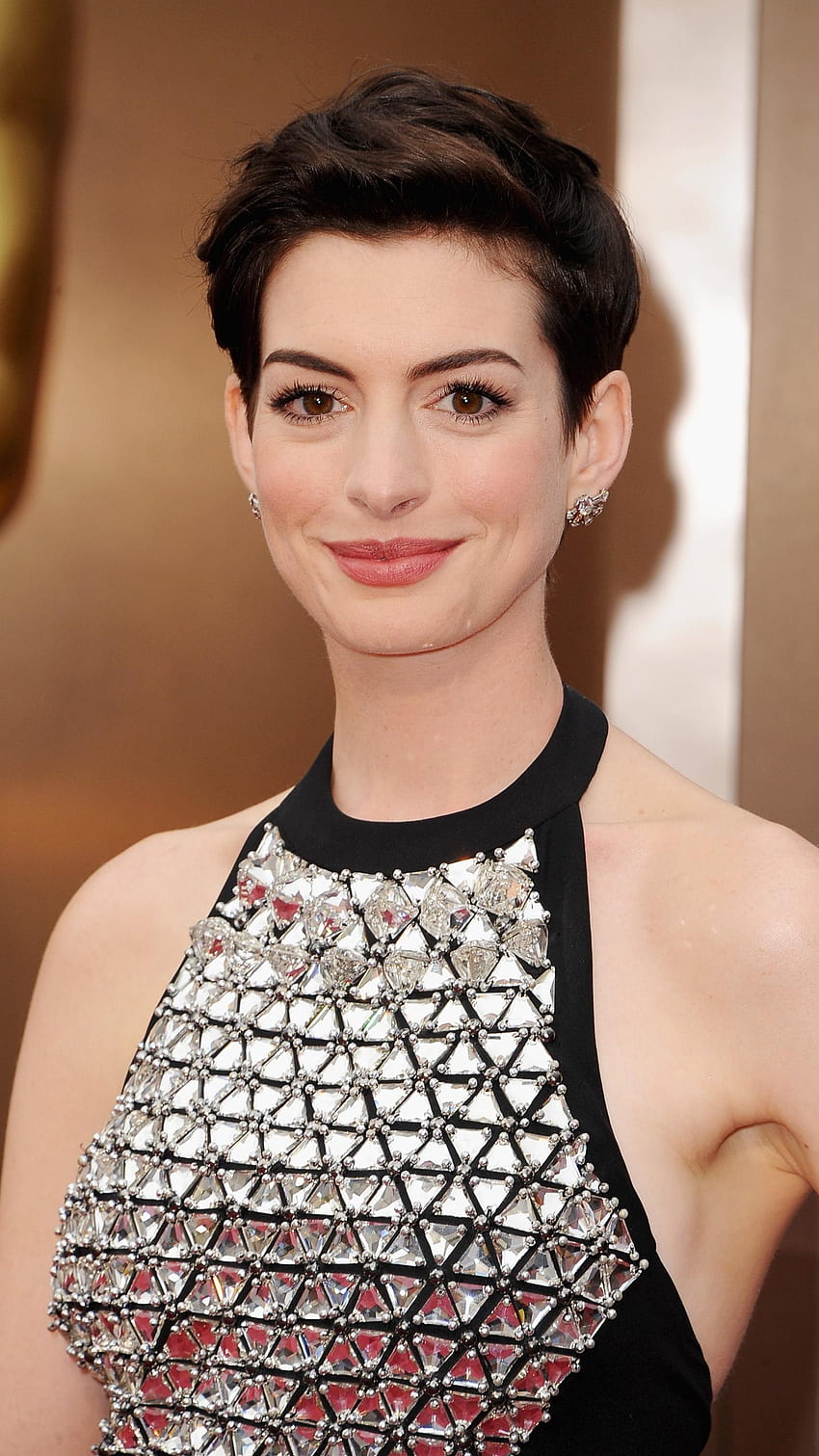 Mobile wallpaper: Anne Hathaway, Brunette, Celebrity, Brown Eyes, Short Hair,  Black Dress, Actress, 1375273 download the picture for free.