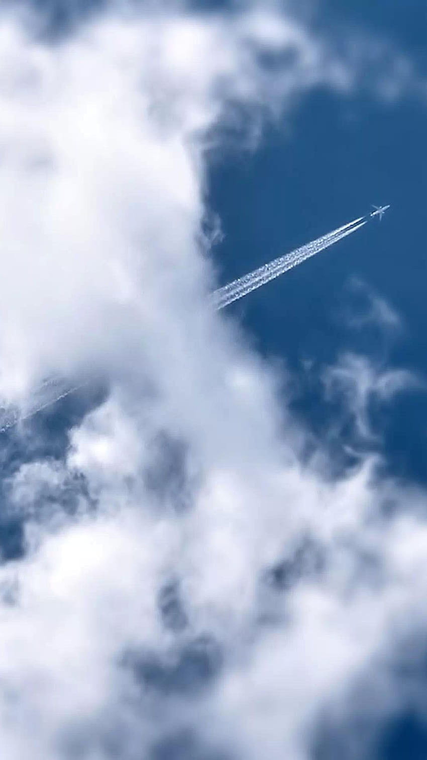 Fliegendes Flugzeug-Rauchspur-Wolken Android HD-Handy-Hintergrundbild