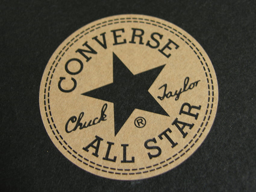 All-Star-Converse-Chuck-Taylor-Logo auf Box mit High HD-Hintergrundbild