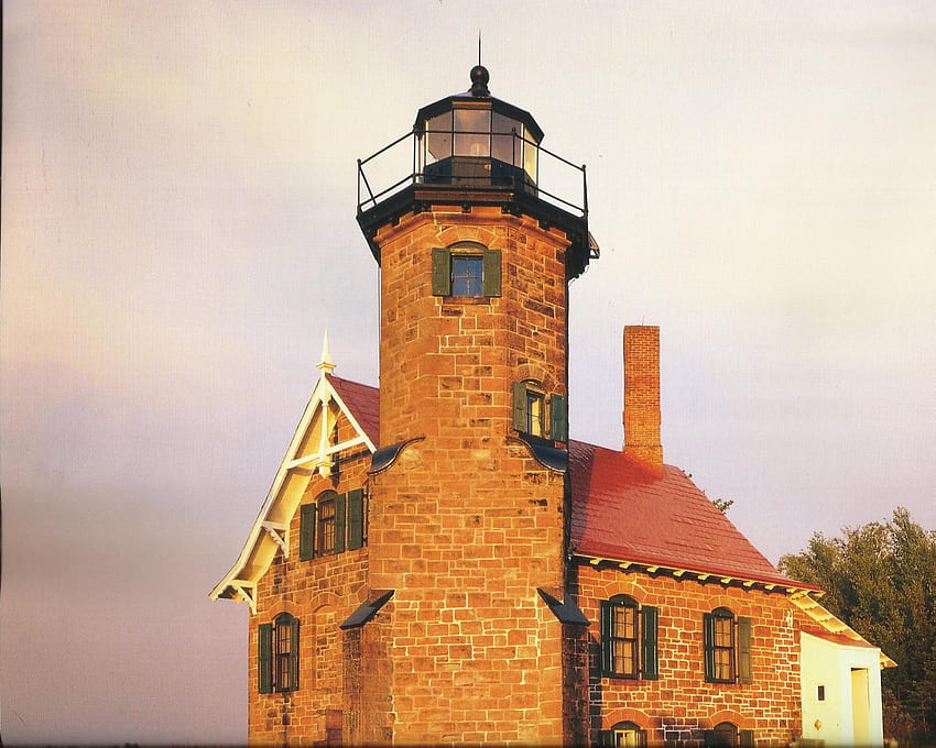 Sand Island Lighthouse, Wisconsin, chmury, latarnia morska, niebo, drzewo Tapeta HD