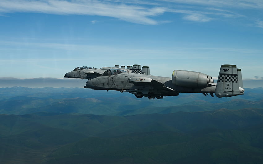 Fairchild Republic A-10 Thunderbolt II, amerikanisches Angriffsflugzeug, US Air Force, zwei Angriffsflugzeuge am Himmel, A-10 Thunderbolt II am Himmel, Kampfflugzeug HD-Hintergrundbild