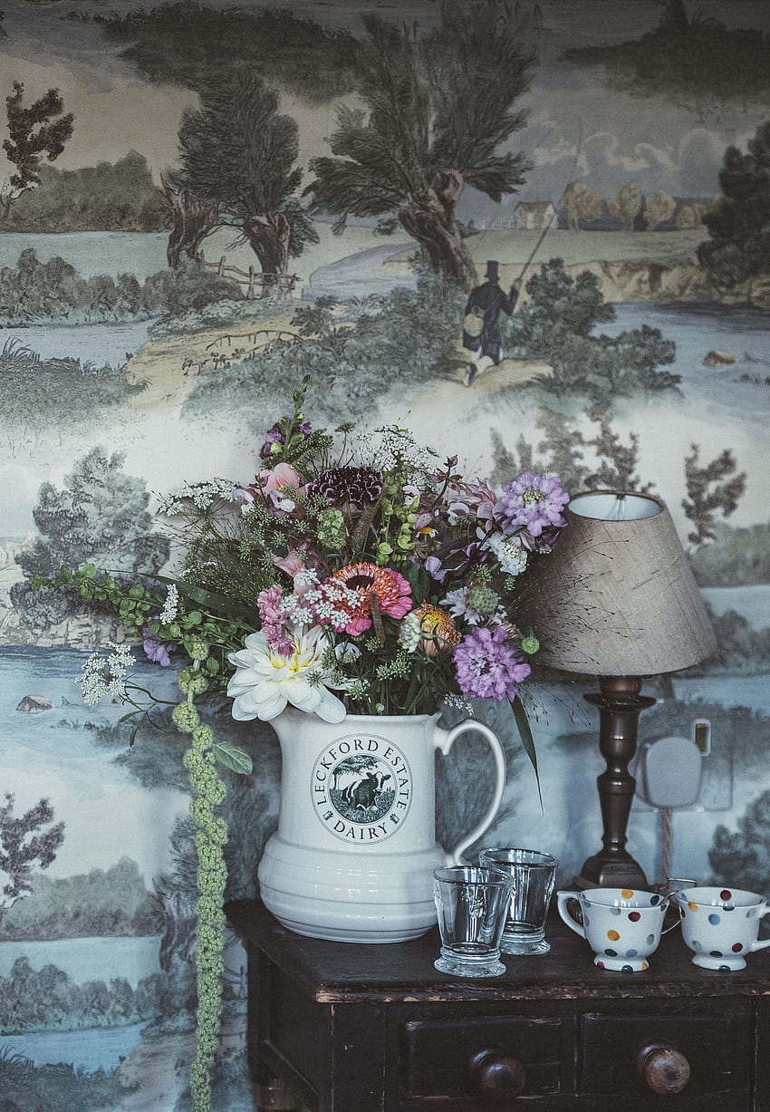 꽃, 컵, 꽃다발, 벽, 램프 HD 전화 배경 화면