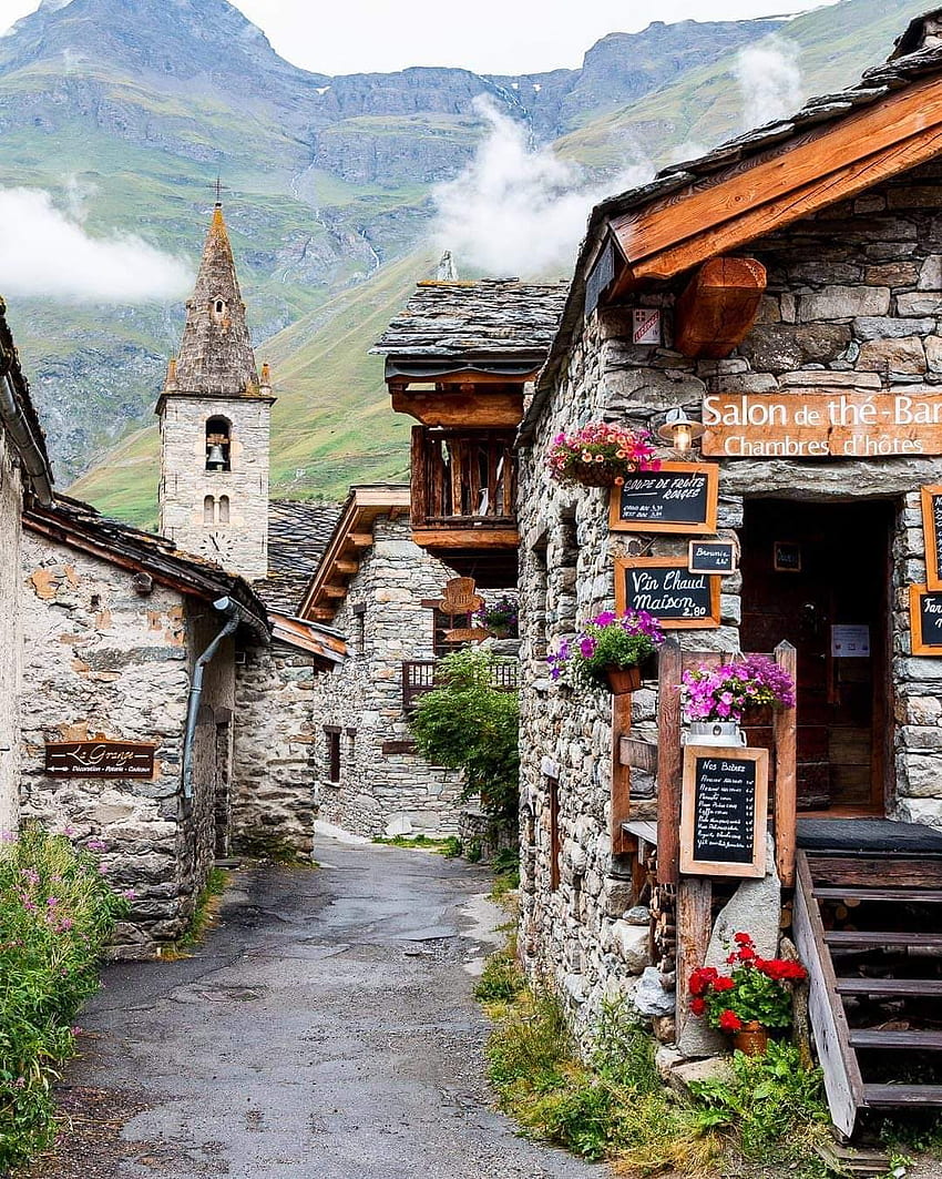 Село във Франция, небе, врата HD тапет за телефон