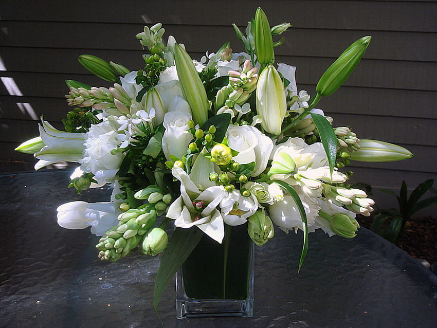Bianchi primaverili, bianchi, bouquet, fiori, verdi, vaso nero Sfondo HD