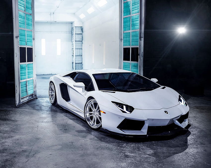 Hình nền xe Lamborghini trắng: Màu trắng luôn toát lên sự tinh khiết và sang trọng, khiến bất kỳ ai nhìn thấy cũng phải say đắm. Đặc biệt, hình nền Lamborghini trắng sẽ khiến trái tim bạn đập thình thịch khi chiêm ngưỡng vẻ đẹp của siêu xe đứng trước mắt. Bạn sẽ cảm thấy mình đang trong một trạng thái thư giãn và thỏa mãn đích thực.