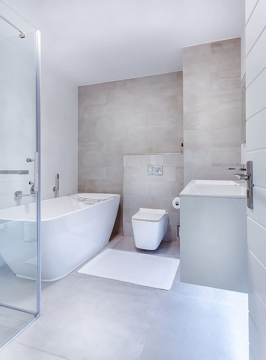 : vasca da bagno in ceramica bianca vicino toilette, casa moderna e minimalista Sfondo del telefono HD