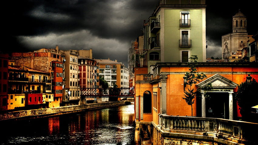 bâtiments colorés sur un canal dans une tempête, bâtiments, canal, ville, nuages, tempête Fond d'écran HD
