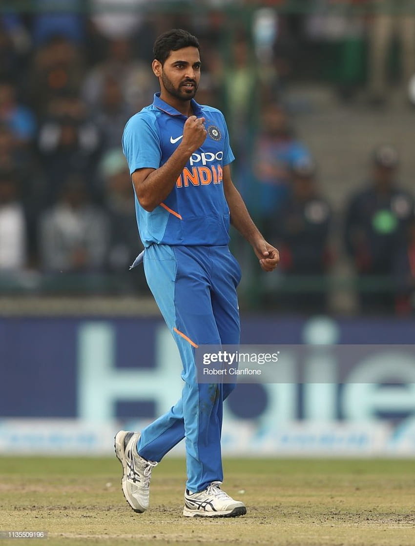 Hindistan'dan Bhuvneshwar Kumar, Marcus'un wicket'ını almayı kutluyor HD telefon duvar kağıdı