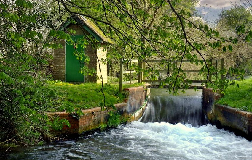 Crisp Flow, porta verde, muro di mattoni, erbe, alberi, ponte, edificio, acqua Sfondo HD