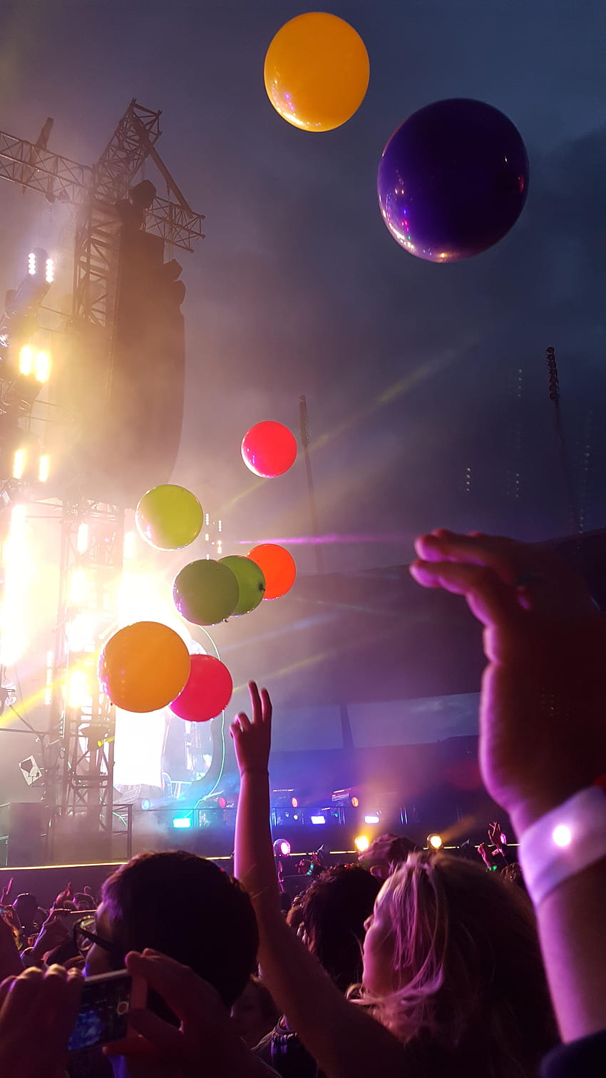 So I was at the Coldplay concert in Zurich yesterday. Thought I'd share my new phone with you guys! HD phone wallpaper