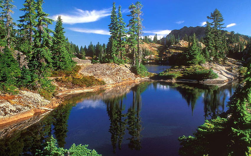 lago nas colinas, colinas, grama, rochas, lago, árvores, natureza, céu, água, floresta papel de parede HD