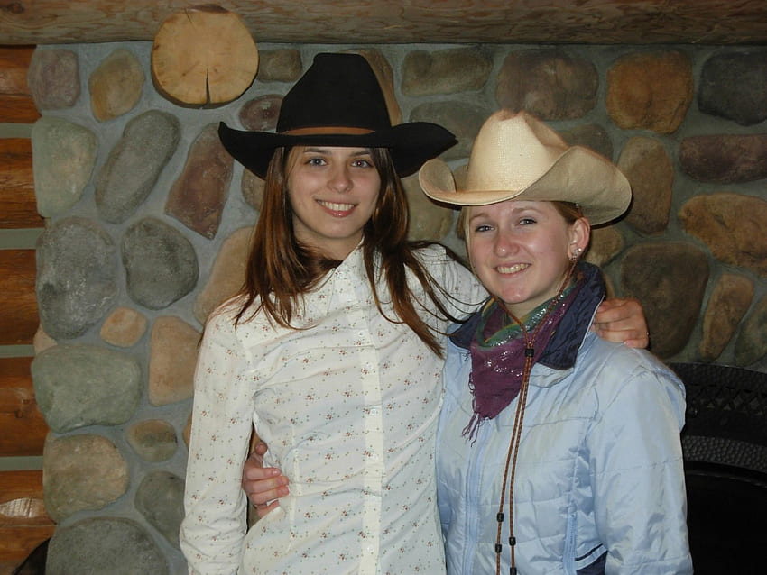Cowgirls At A Montana Dude Ranch, cowgirls, ranch, bottes, chapeaux Fond d'écran HD