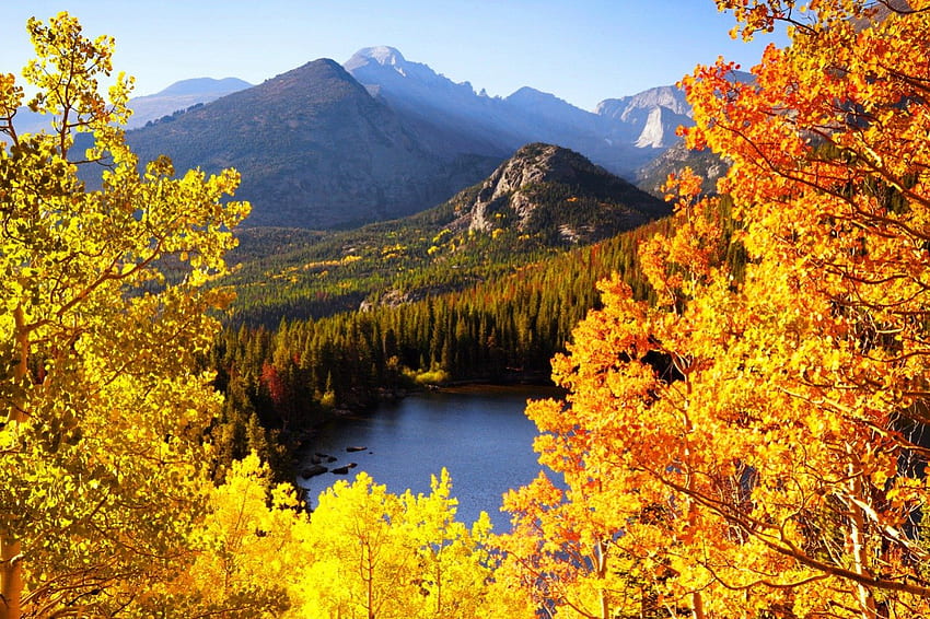Изглед към планината, м златен, върхове, хубаво, бряг, дървета, есен, вода, есен, пейзаж, красив, езеро, планина, падане, листа, скали, клони, изглед, природа, небе, прекрасен, гора, зеленина HD тапет