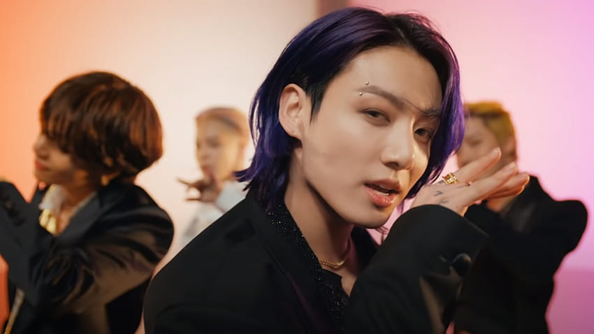 Пиърсингът на веждите на Jungkook в музикалното видео на BTS „Butter“ подлуди феновете HD тапет