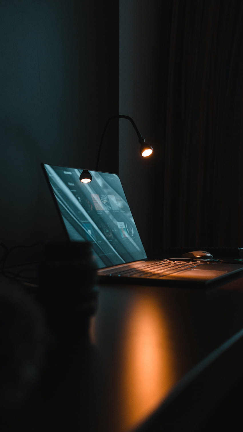 Лаптоп, тъмно, лампа, маса, бележник, работно място HD тапет за телефон