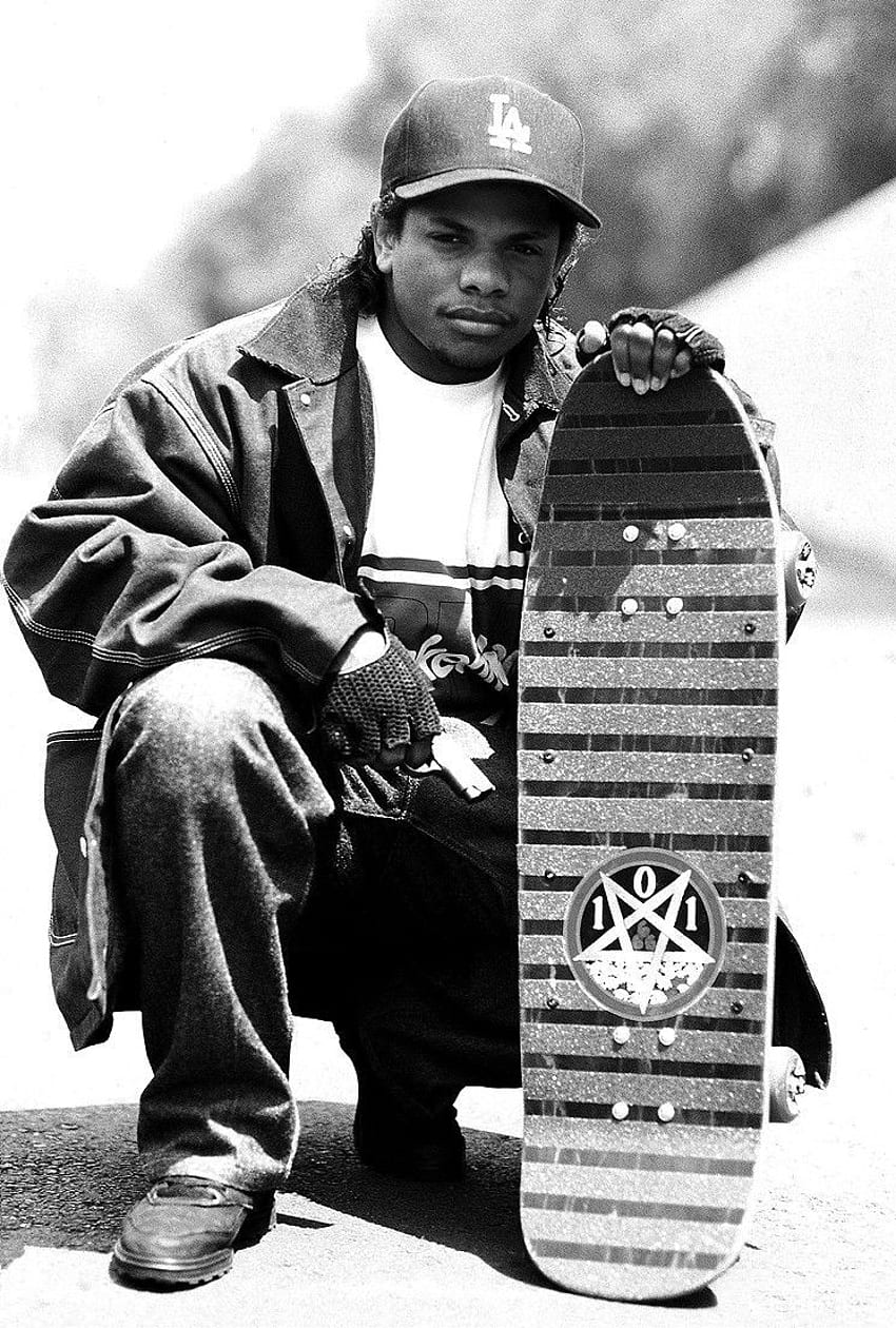 Eazy E posant avec sa planche à roulettes, un passe-temps que peu de gens savent qu'il avait (années 1980). Art Hip Hop, Classiques Hip Hop, Musique Rap Hip Hop Fond d'écran de téléphone HD
