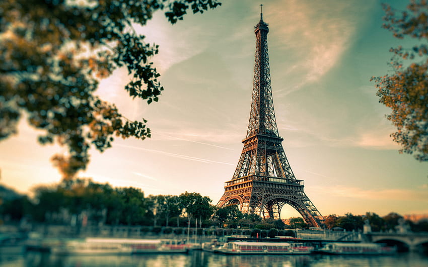 Wieża Eiffla, bokeh, lato, francuskie miasta, pejzaże miejskie, Paryż, Francja, Europa, francuskie zabytki Tapeta HD