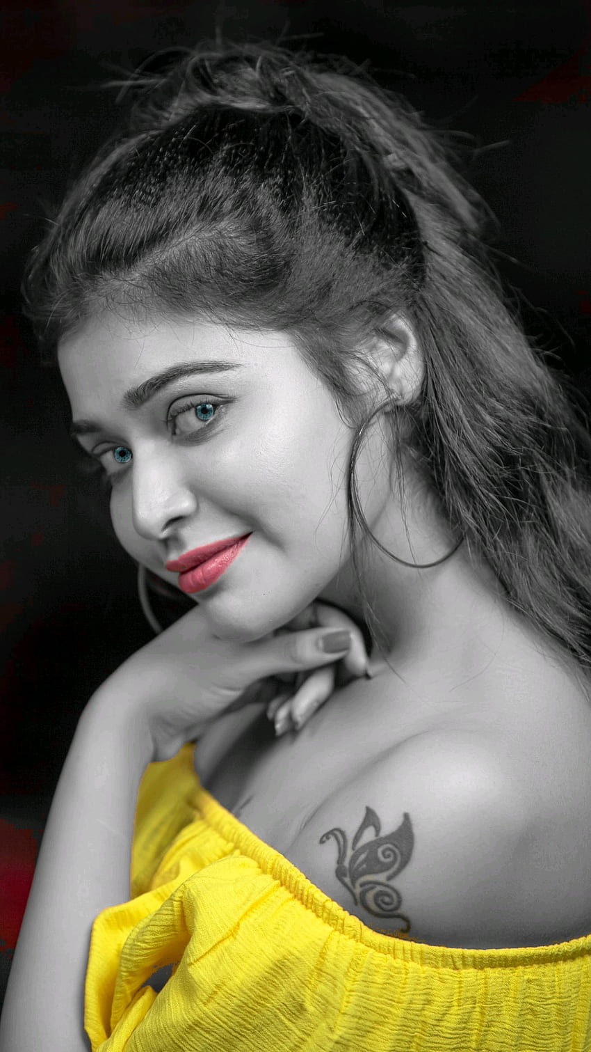 Dharsha Gupta, cara, belleza, amarillo, labios rojos, blanco y negro, bollywood, india, lindo fondo de pantalla del teléfono