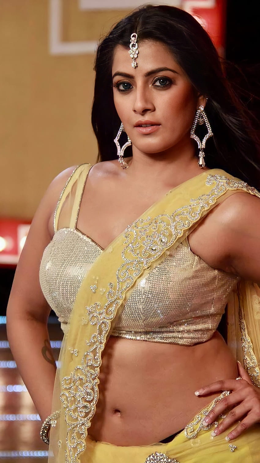 Varalakshmi, tamilische Schauspielerin, Saree-Schönheit, Nabel HD-Handy-Hintergrundbild