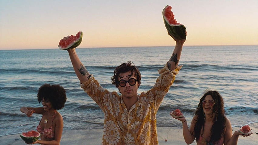 İnternet, Harry Styles'ın yeni Karpuz Şekeri müzik videosu yüzünden kaybediyor. Kozmopolit Ortadoğu HD duvar kağıdı