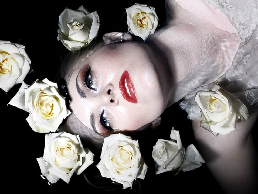 WANITA CANTIK - MAWAR PUTIH, putih, hitam, mata, cantik, wanita, mawar putih, cantik, wajah, bibir, inosence Wallpaper HD
