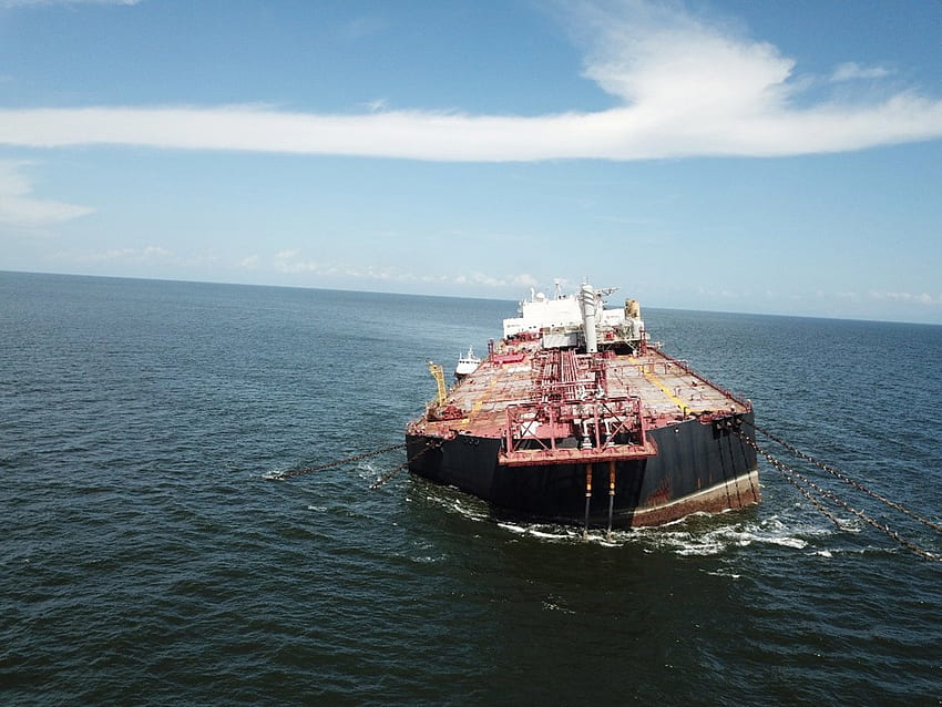 Stricken Venezuelan oil tanker raises fears of Caribbean ecological disaster HD wallpaper
