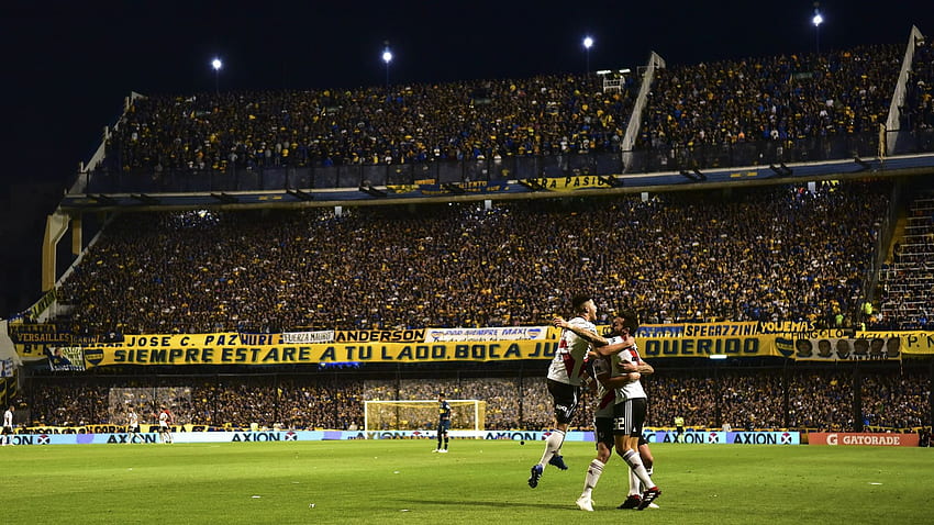Jogadores do River Plate comemoram um gol em La Bombonera - Boca Juniors River Plate Rivalry papel de parede HD