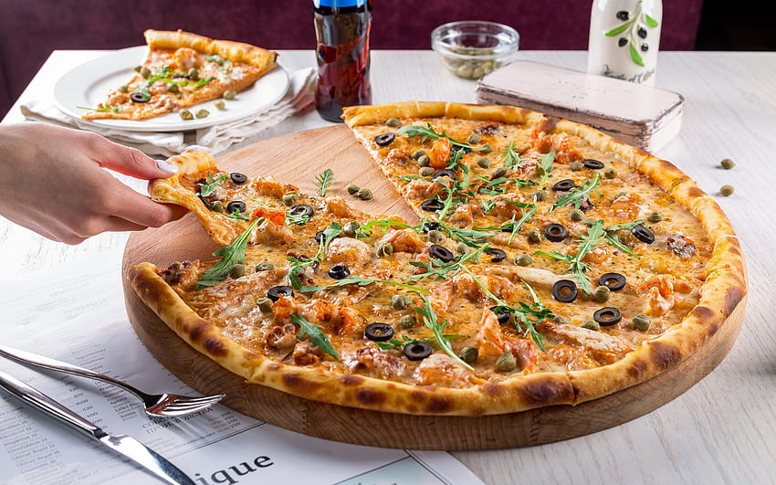 ピザ、ファーストフード、大きなピザ、おいしい食べ物、シーフード ピザ、ピザの概念、ピザの背景、手でピザのスライス 高画質の壁紙