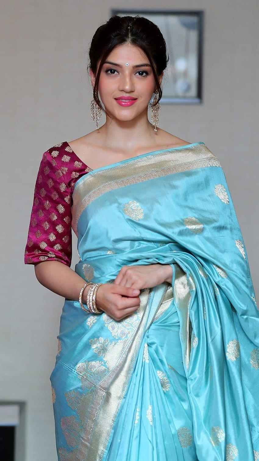 Mehreen Kaur Pirzada, sari azul fondo de pantalla del teléfono