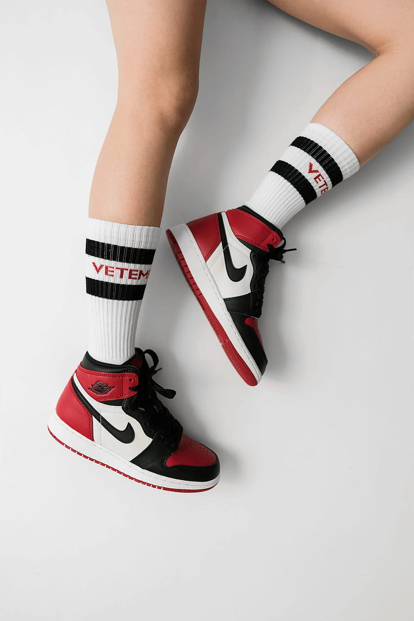 คนใส่นิ้วเท้าสีดำ Air Jordan 1 สีขาวแดง และ Nike Air Jordan 1 สีดำ • For You For & Mobile วอลล์เปเปอร์โทรศัพท์ HD