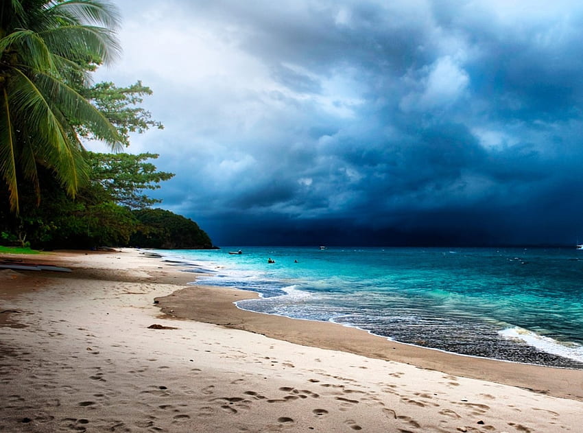 Tempesta tropicale, barca, mare, sabbia, bella, spiaggia, onde, Malesia, nuvole, cielo, palme Sfondo HD