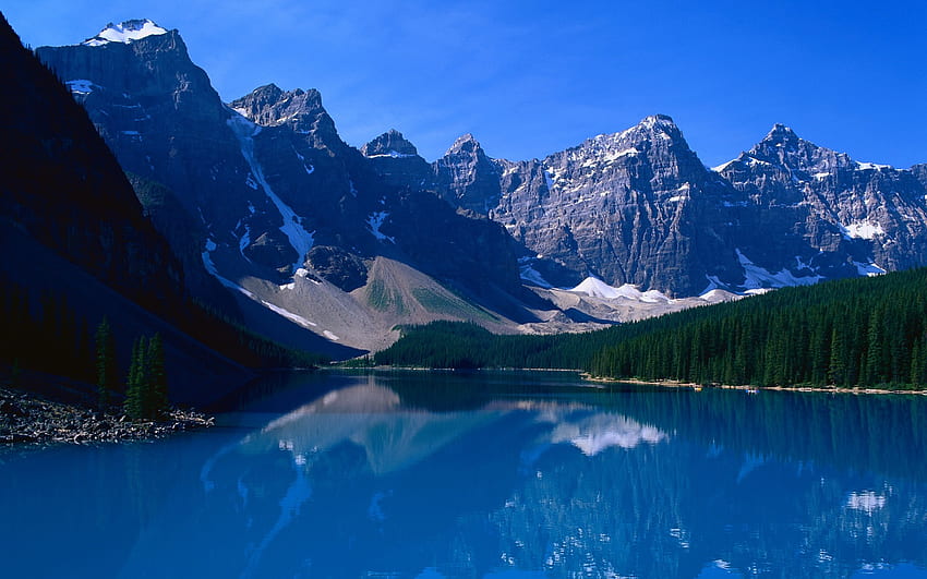 Riflessi di lago, blu, naturale, cielo, alpino, scivoli, spiagge, ghiaia, bellezza, roccia, neve, montagna, acqua, foresta Sfondo HD