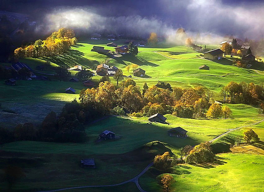 Rano w dolinie, wzgórza, rano, zieleń, drzewa, trawa, pochmurne niebo, domy Tapeta HD